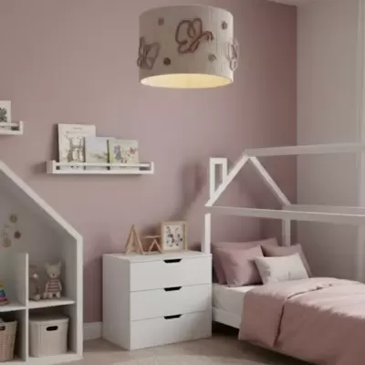Quarto infantil rosa com cama em formato de casinha e candeeiro de teto com borboletas