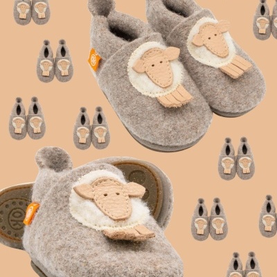 Pantufas cinza com aplicação de ovelha e etiqueta laranja OK