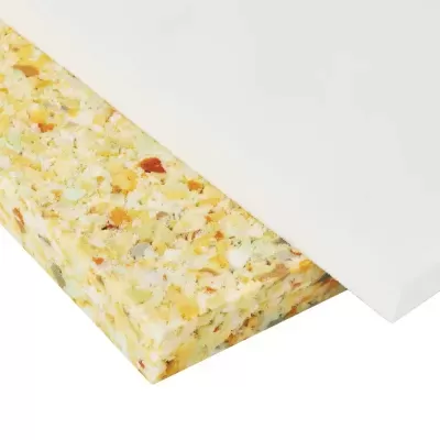 dois blocos de espuma retangulares, um branco e um amarelo com manchas coloridas