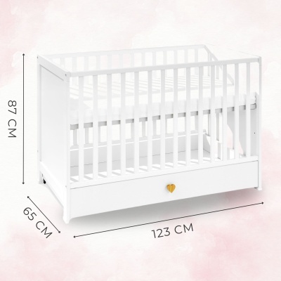 Cama de grades branca para bebé com gaveta inferior e puxador amarelo em forma de coração