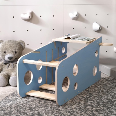 Estrutura de madeira azul e clara para crianças com degraus, livro e urso de peluche cinzento ao fundo