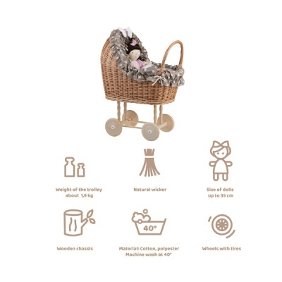 Carrinho de boneca em verga natural com forro têxtil cinzento em fundo branco.