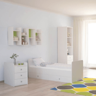 Quarto minimalista com cama branca, cómoda, estantes de parede e tapete colorido
