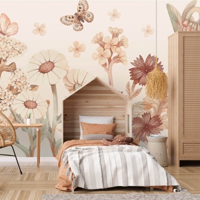 Quarto infantil com cama em forma de casa em madeira clara e papel de parede floral.