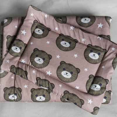 Conjunto de almofada e manta rosa com padrão de ursinhos e estrelas
