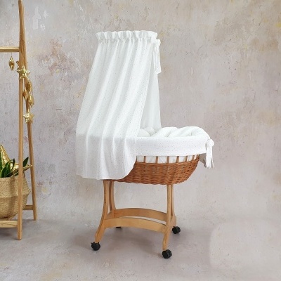 Berço de bebé tipo moisés de madeira clara e verga com almofada e cobertura brancas