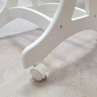 Base branca com rodas sobre pavimento cinzento texturizado