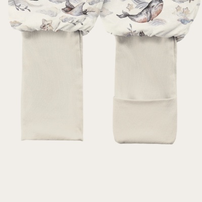 Roupão bebê com calças bege e parte superior estampada com baleias e estrelas