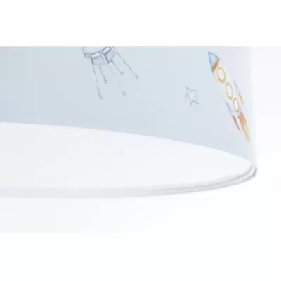 Cúpula de abajur branco com desenhos de foguetão, nave espacial e estrelas.