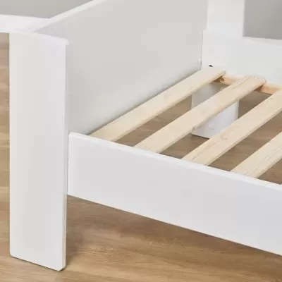 Estrutura de cama ou sofá-cama branco com ripas de madeira natural