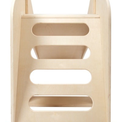 Escada infantil em madeira clara com degraus largos e laterais altas sólidas