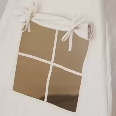 Tenda branca com janela quadrada e cortinas amarradas em laços