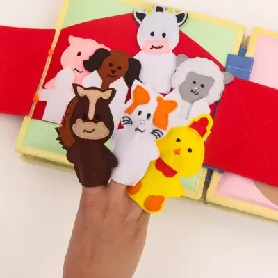 Mão com fantoches de dedo de animais coloridos em feltro