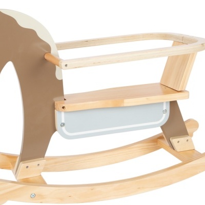 Cavalo de madeira castanho com base de balanço e assento de madeira clara