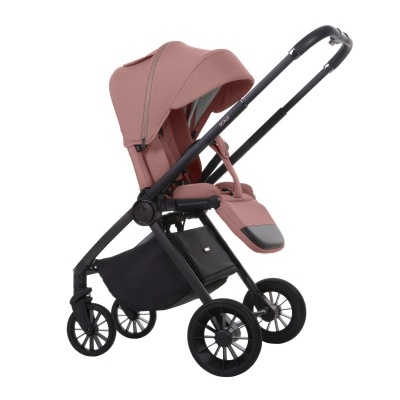 Carrinho de bebé cor rosa com estrutura preta e rodas, em fundo branco