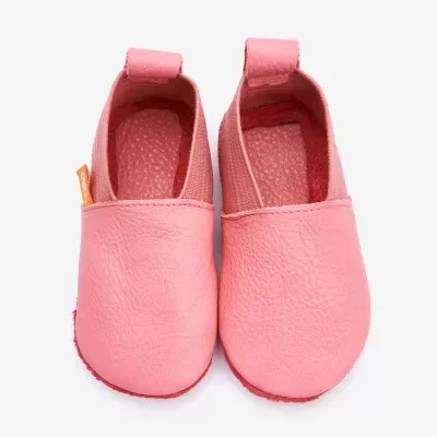 Sapatos infantis rosa de pele com abas no calcanhar