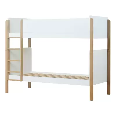 Beliche em madeira branca com escada lateral em madeira clara