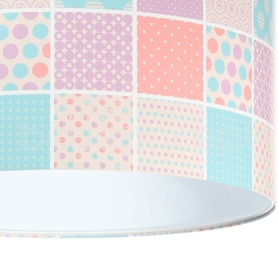 Cúpula de abajur com padrão de quadrados coloridos e desenhos geométricos em tons pastel