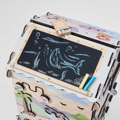 Cubo de atividades infantil em madeira com quadro-negro e giz