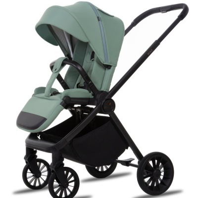 Carrinho de bebé verde-água com estrutura preta e rodas