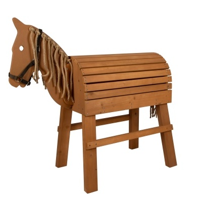 Estrutura de madeira castanha em forma de cavalo com crina de cordas bege