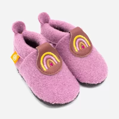 Pantufas infantis cor-de-rosa com aplicação de arco-íris bordado