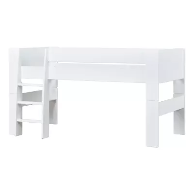 Cama alta infantil branca em madeira com escadote lateral.