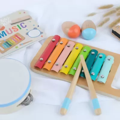 Instrumentos musicais infantis coloridos sobre tecido branco