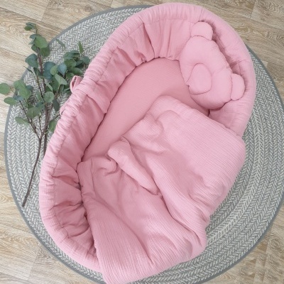 Ninho acolchoado cor-de-rosa para bebé com travesseiro em forma de ursinho e ramo verde em tapete redondo cinza