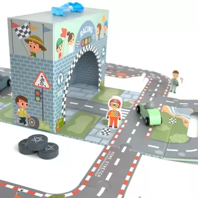 Jogo de pista de corrida com carros e figuras de brinquedo coloridas