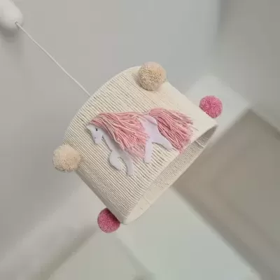 Candeeiro de tecto infantil com unicórnio bordado e pompons cor-de-rosa e creme