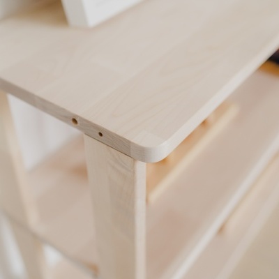 Estante de madeira clara com prateleiras