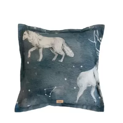 Almofada azul escura com ilustrações de animais e constelações