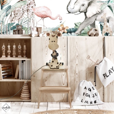 Quarto infantil com mobília de madeira clara e papel de parede com animais