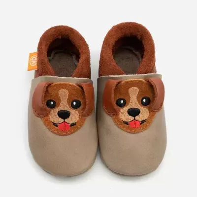 Sapatinhos infantis castanhos com rosto de cão bordado