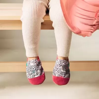Sapatilhas infantis rosa com estampado de unicórnios e arco-íris