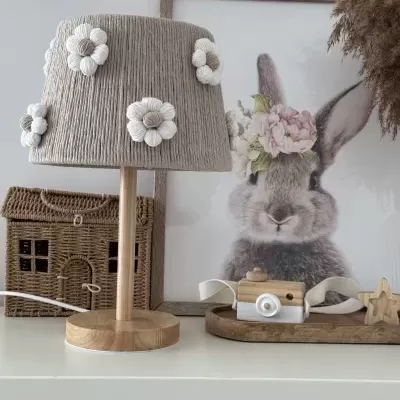 Candeeiro de mesa em madeira com abat-jour decorado com flores e quadro de coelho com coroa de flores