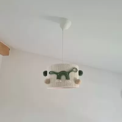 Candeeiro de teto branco com macramé verde e pompons pendurado