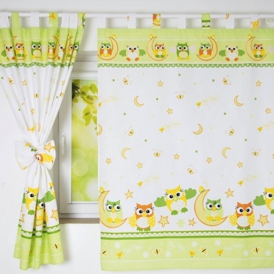 Cortinas decorativas com padrão de corujas, estrelas e luas em verde e branco