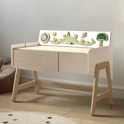 Móvel infantil de madeira clara com peças decorativas giratórias coloridas no painel