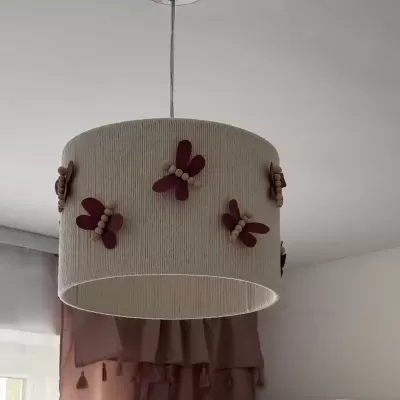 Candeeiro de teto em tecido bege com borboletas vermelhas em madeira