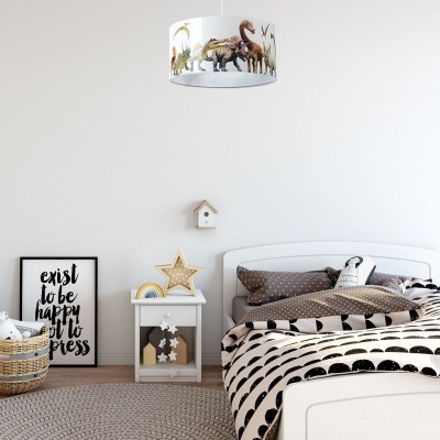 Quarto infantil com cama branca, roupa de cama em bege e castanho, tapete bege, candeeiro com dinossauros e decoração minimalista