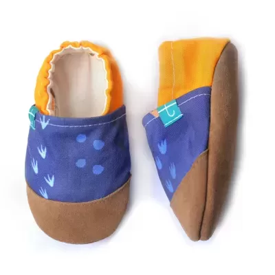 Sapatilhas bébé combinação tecido azul estampado, pele castanha e interior laranja.