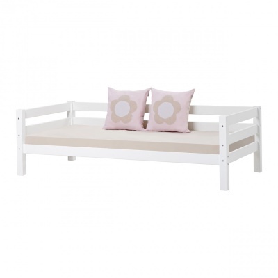 Sofá-cama infantil branco com almofadas cor-de-rosa com padrão de flor