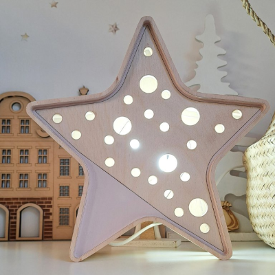 Luminária de madeira em forma de estrela iluminada com recortes circulares