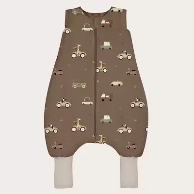 Macacão de bebé castanho com estampado de carros e animais e fecho frontal