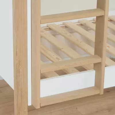 Estrutura de cama em madeira clara com ripas naturais e detalhes brancos