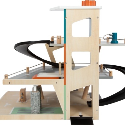 Estacionamento de madeira com rampa em espiral preta e acessórios coloridos