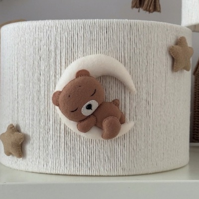 Cubo decorativo branco com ursinho e lua castanhos e estrelas decorativas