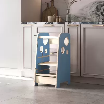 Escada infantil de madeira azul e natural na cozinha